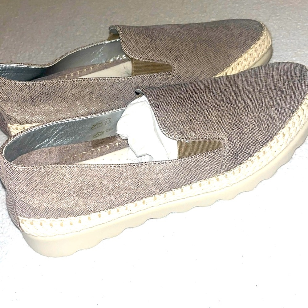 NWT THE FLEXX silver beige flats with all tags !